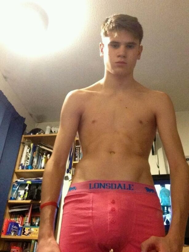 18 y.o. English Boy Benjamin and his nude selfies